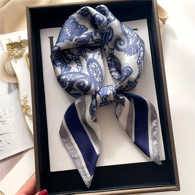 Elegantna modra satenasta kvadratna ruta z paisley vzorcem